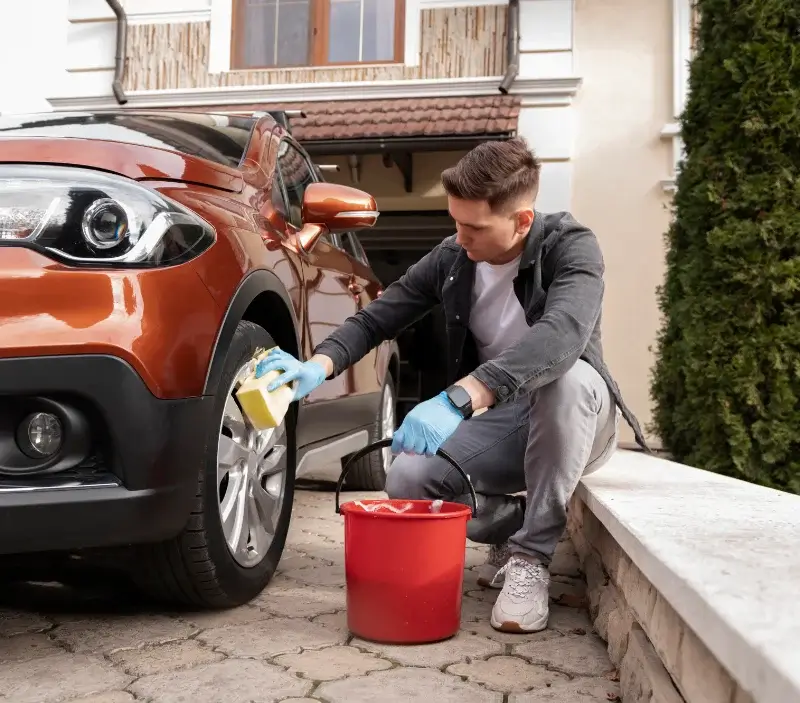 Lavage auto à domicile Cametours : professionnel intervenant sur un véhicule